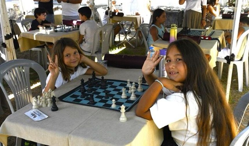 Kuşadası'nda satranç taşları dostluk için sürüldü